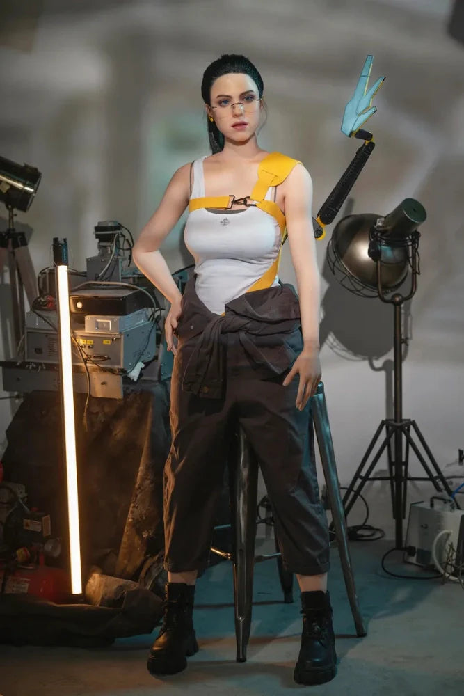 Frau mit Roboterarm und Brille