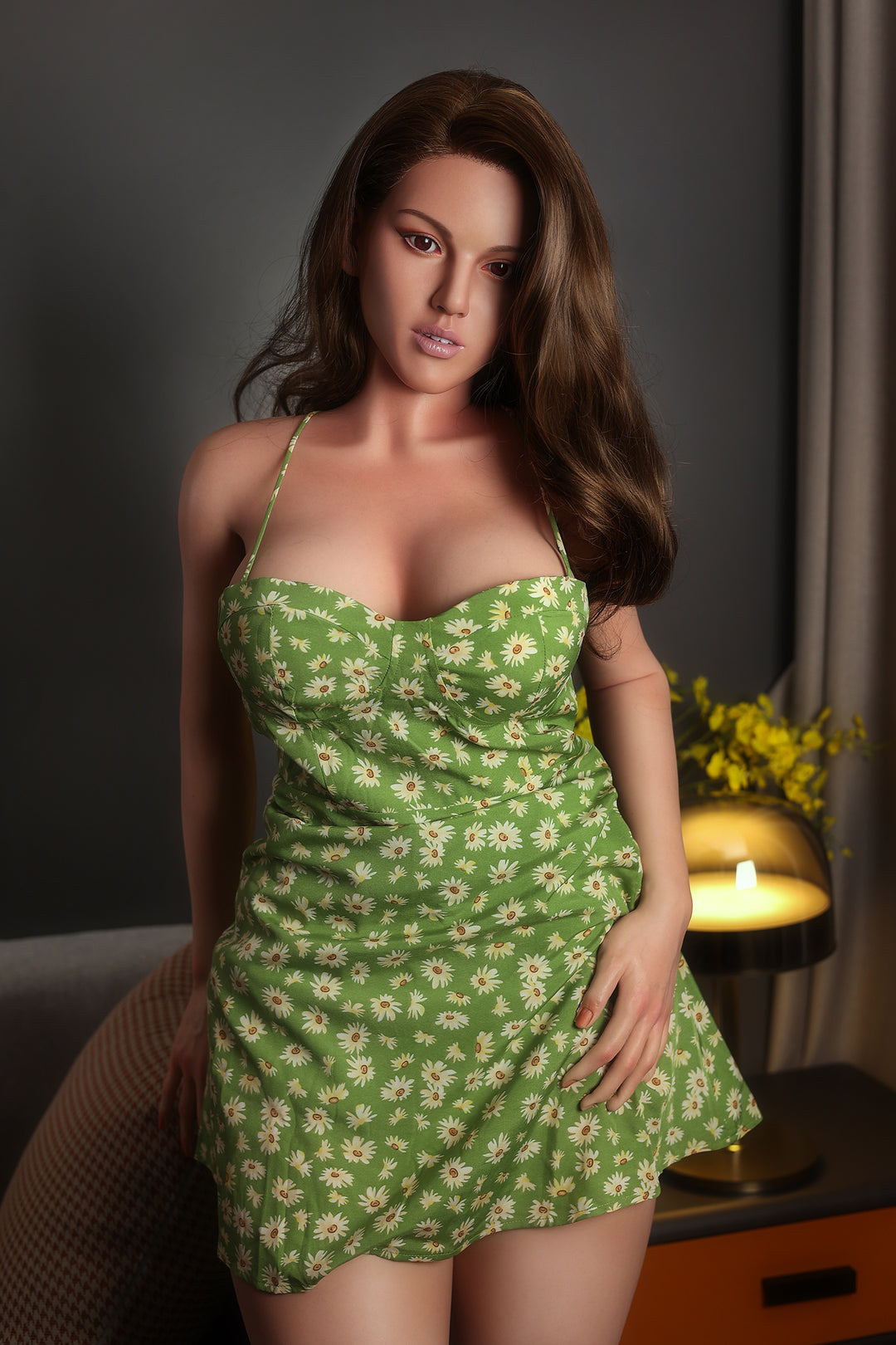 Frau in grünem Kleid posiert