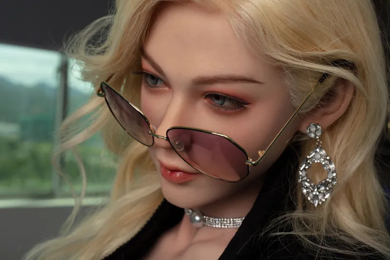 Frau mit Sonnenbrille, Porträt