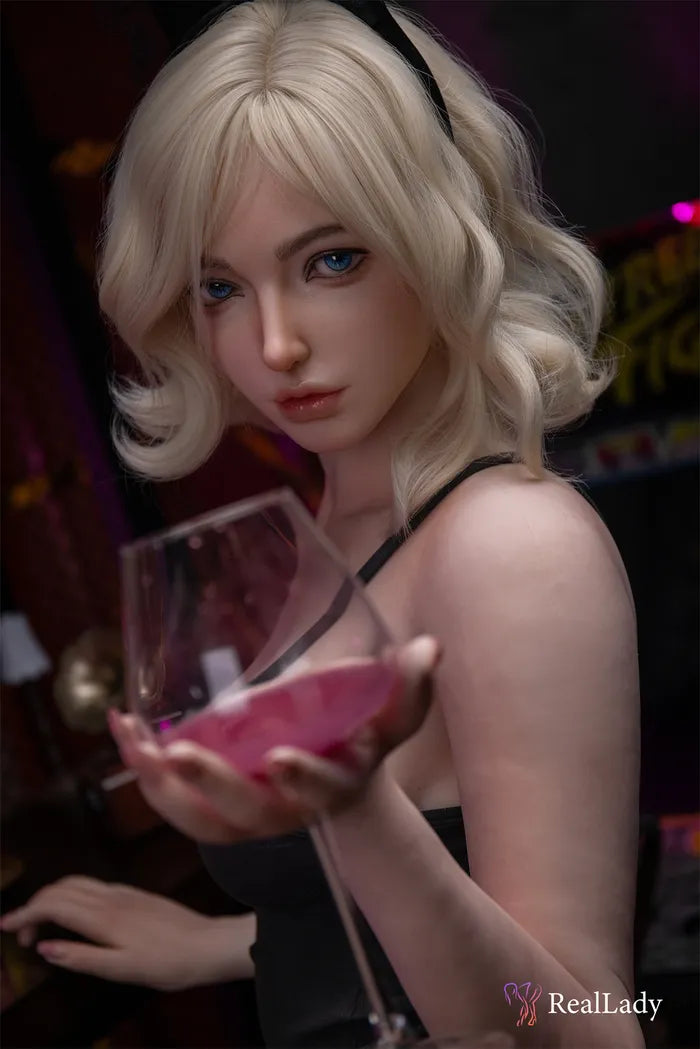 Blonde Sexpuppe mit Weinglas
