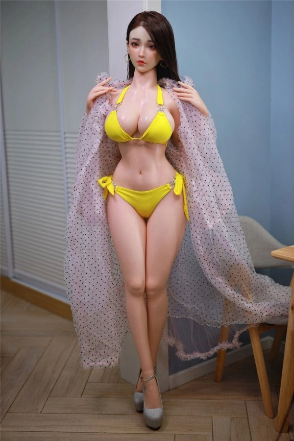 Realistische Sexpuppe in gelber Kleidung