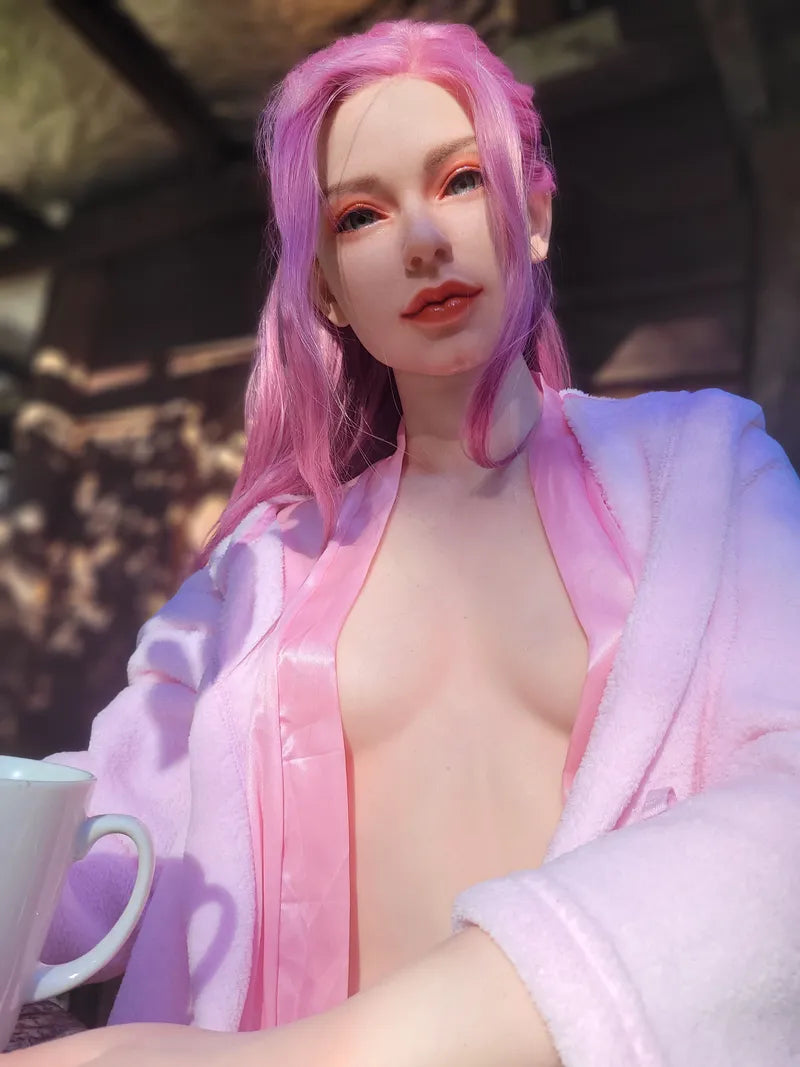 Frau mit rosa Haaren, Bademantel