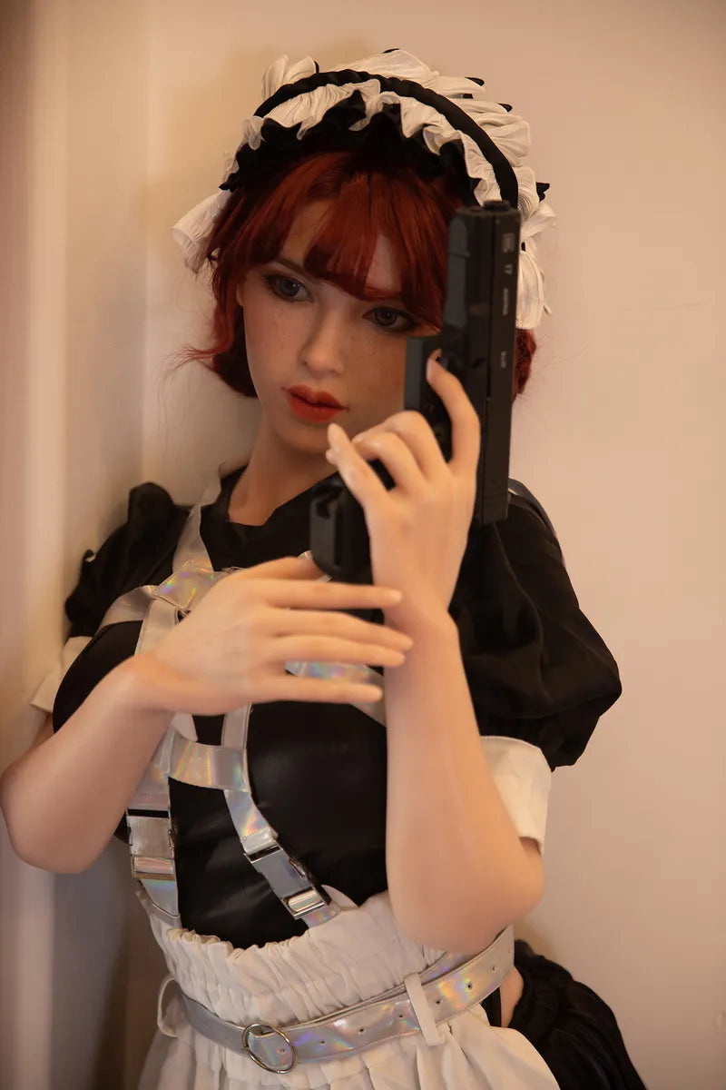 Puppe in Dienstmädchenuniform mit Waffe