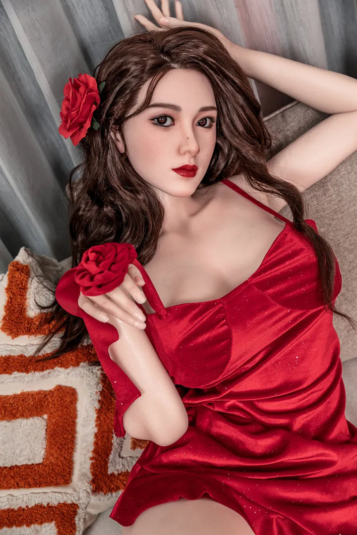Frau in rotem Kleid mit Rose
