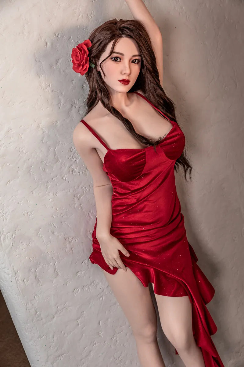 Frau in rotem Kleid posiert