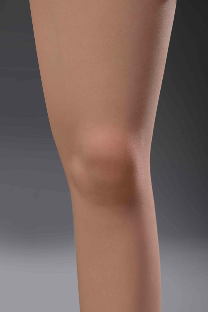 Knie einer Sexpuppe aus Silikon