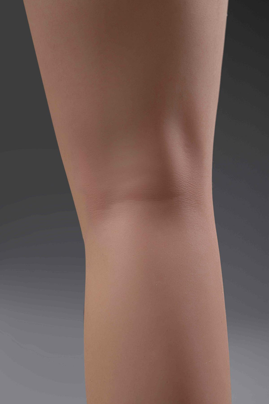 Knie einer Sexpuppe, Nahaufnahme