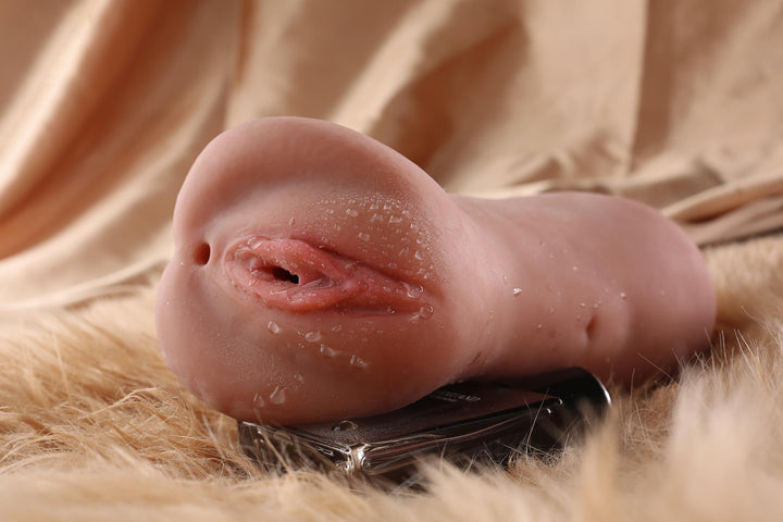 Sexspielzeug auf Fellunterlage