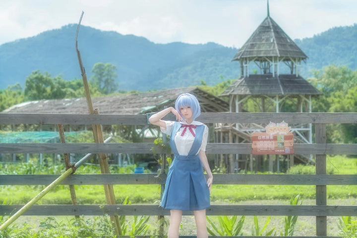 Anime-Puppe vor ländlicher Kulisse