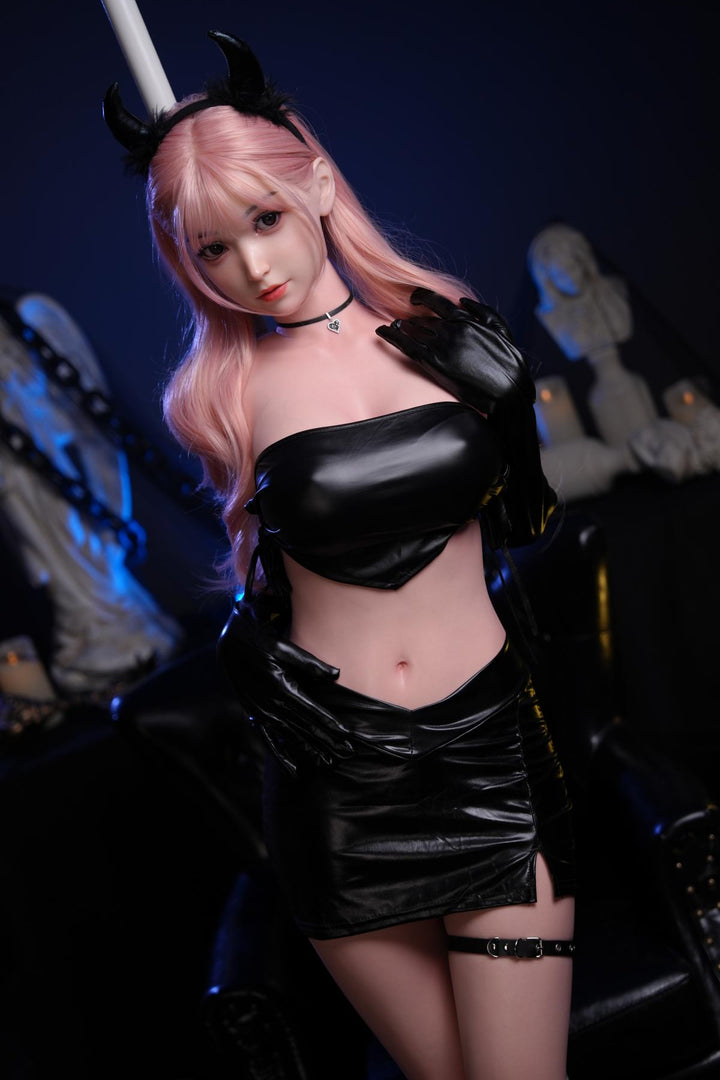 Sexpuppe in schwarzem Outfit