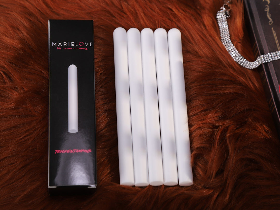 Fünf weiße Stäbe auf Fell