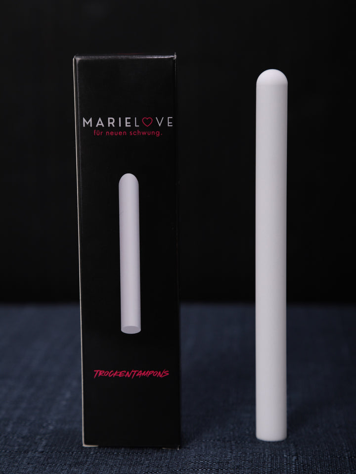 Tampon-Applikator neben Verpackung