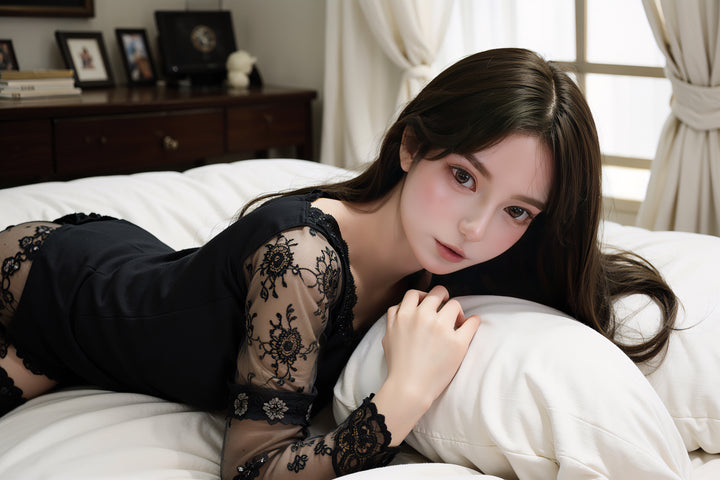 Frau in schwarzer Spitze liegend