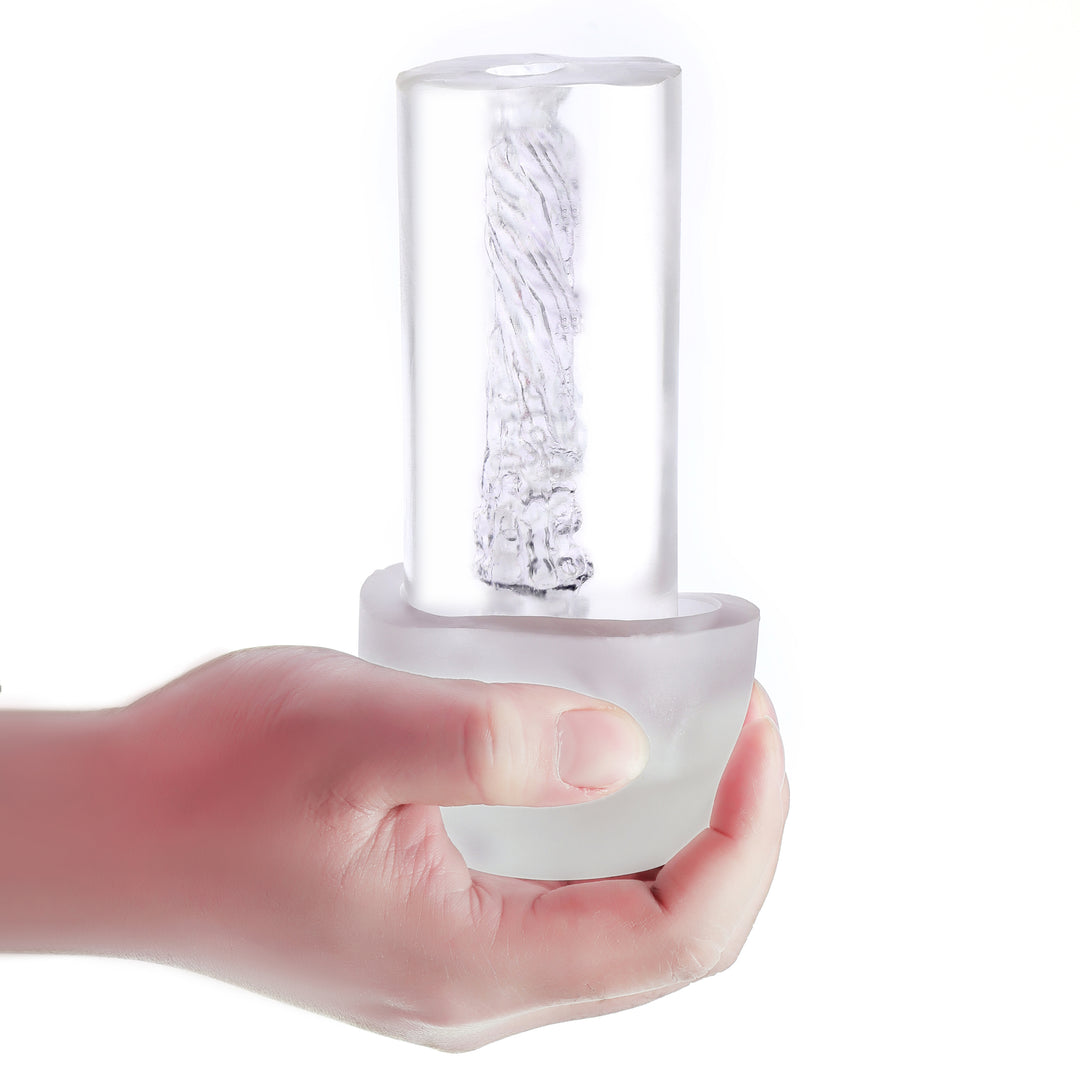 Hand hält transparenten Zylinderobjekt