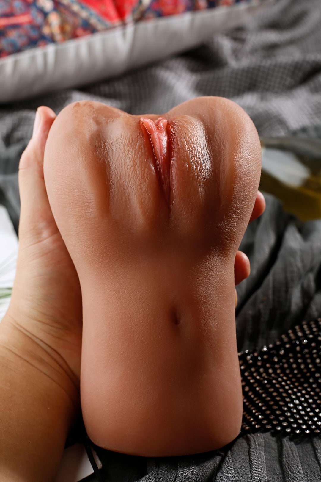 Sexspielzeug in Hand gehalten