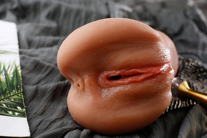 Sexpuppen-Torso auf Stoffunterlage