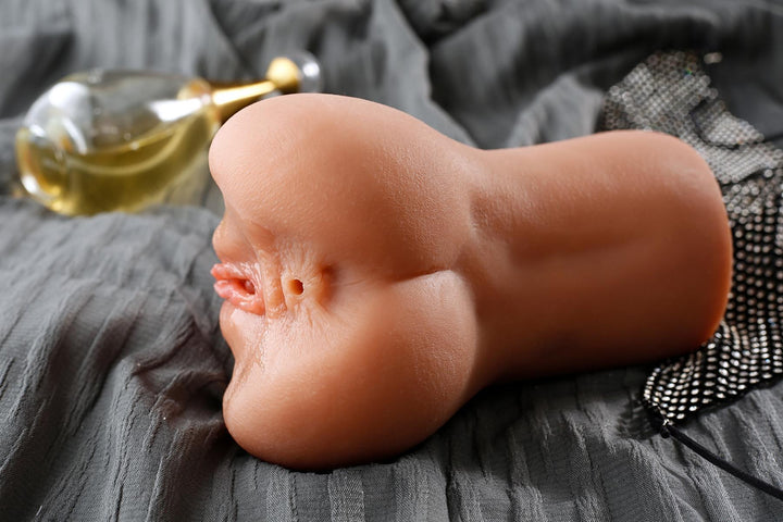 Sexspielzeug auf Stoff mit Flasche