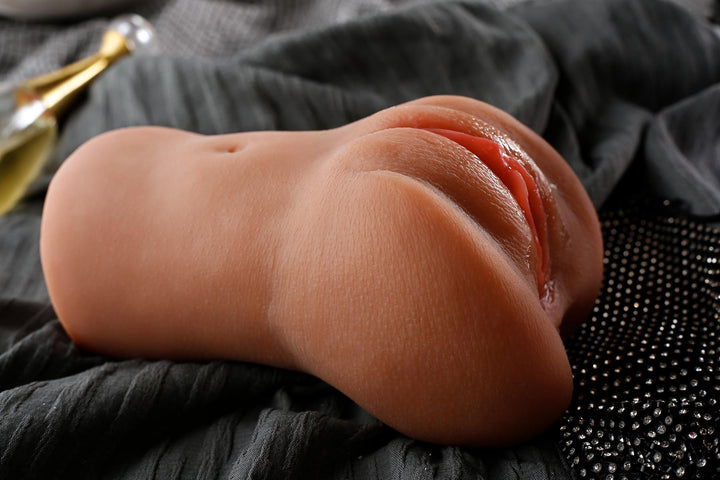 Sexpuppen-Torso auf Stoffunterlage