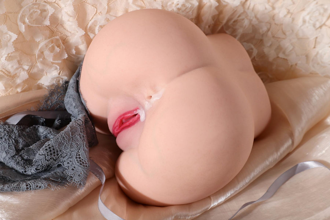 Sexspielzeug auf Satinunterlage