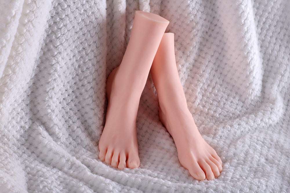 Künstliche Beine auf Decke