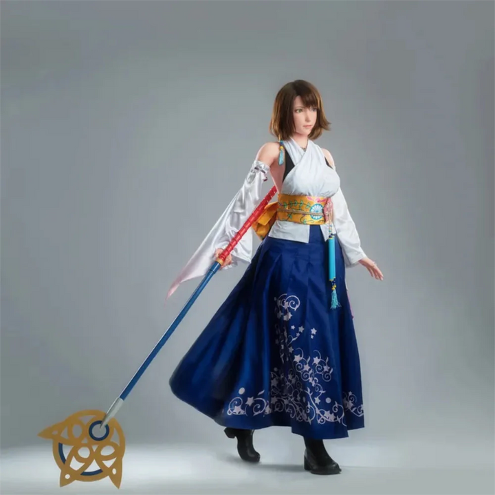 Frau in traditioneller Kleidung stehend