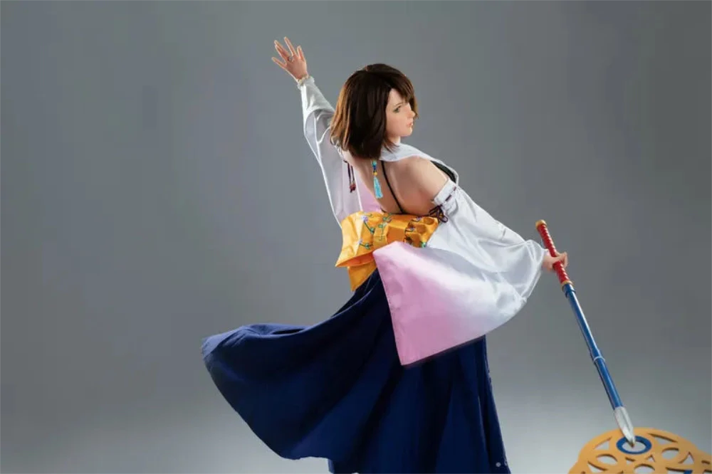 Frau in traditioneller Kleidung posiert