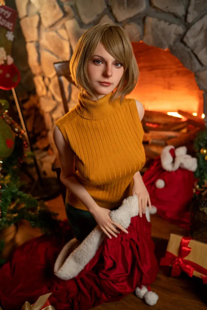 Frau mit Weihnachtsdekor vor Kamin