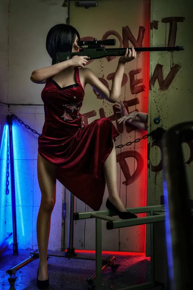 Frau mit Gewehr in Raum