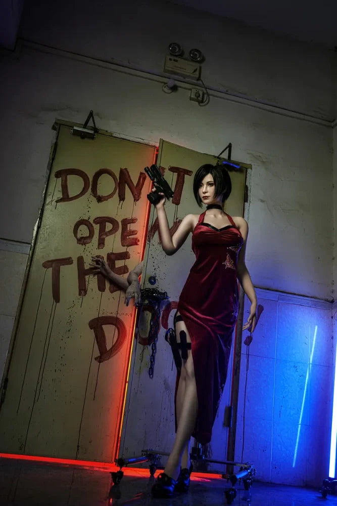 Frau in rotem Kleid, bewaffnet