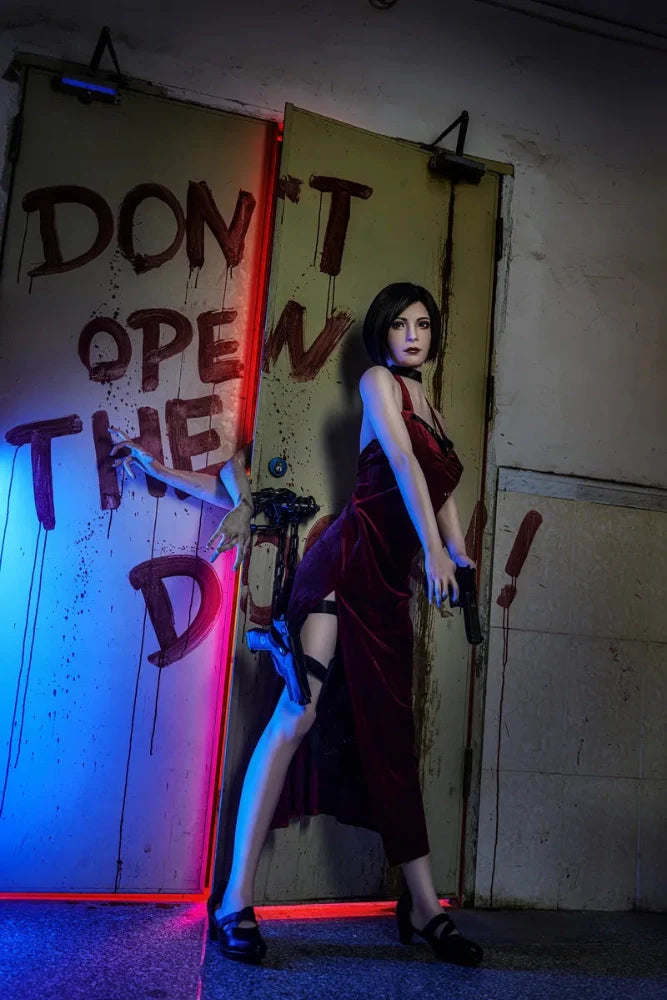 Frau in rotem Kleid, Waffen