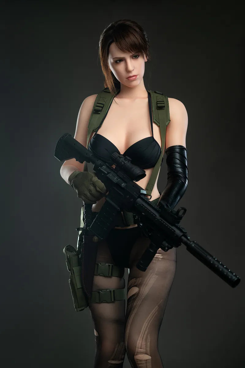 Frau mit Gewehr und Militärausrüstung