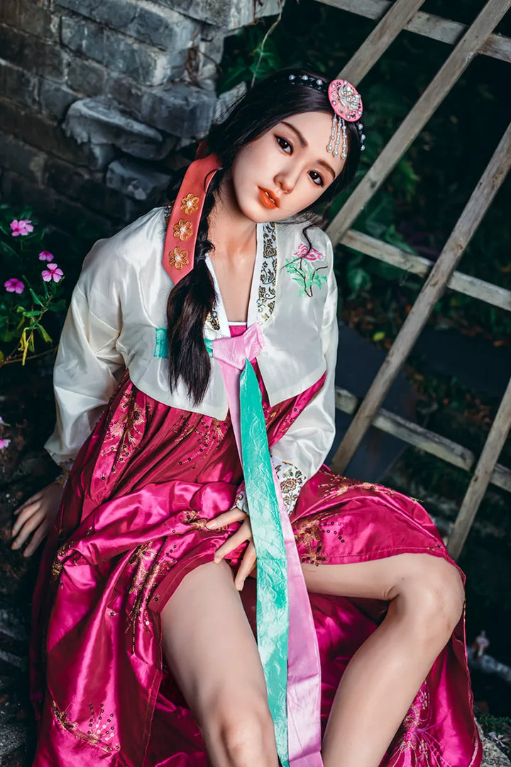 Frau in traditioneller asiatischer Kleidung