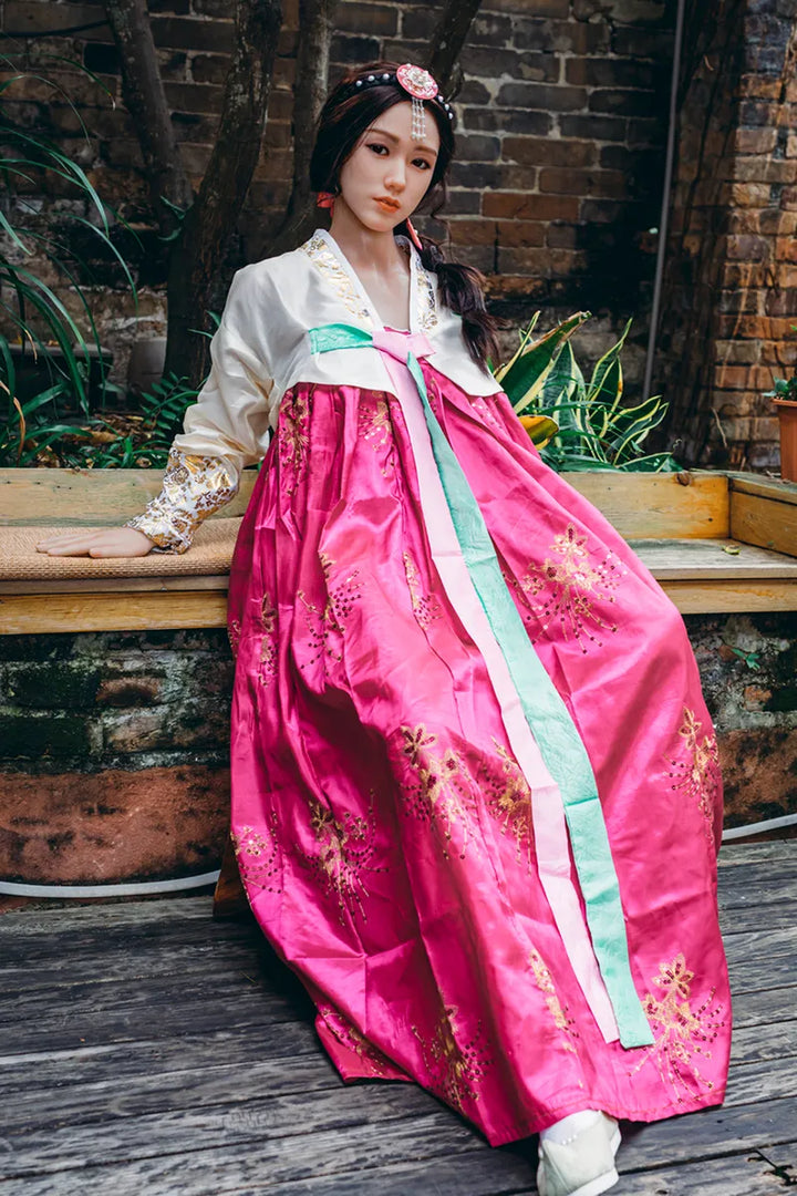 Frau in traditioneller asiatischer Kleidung