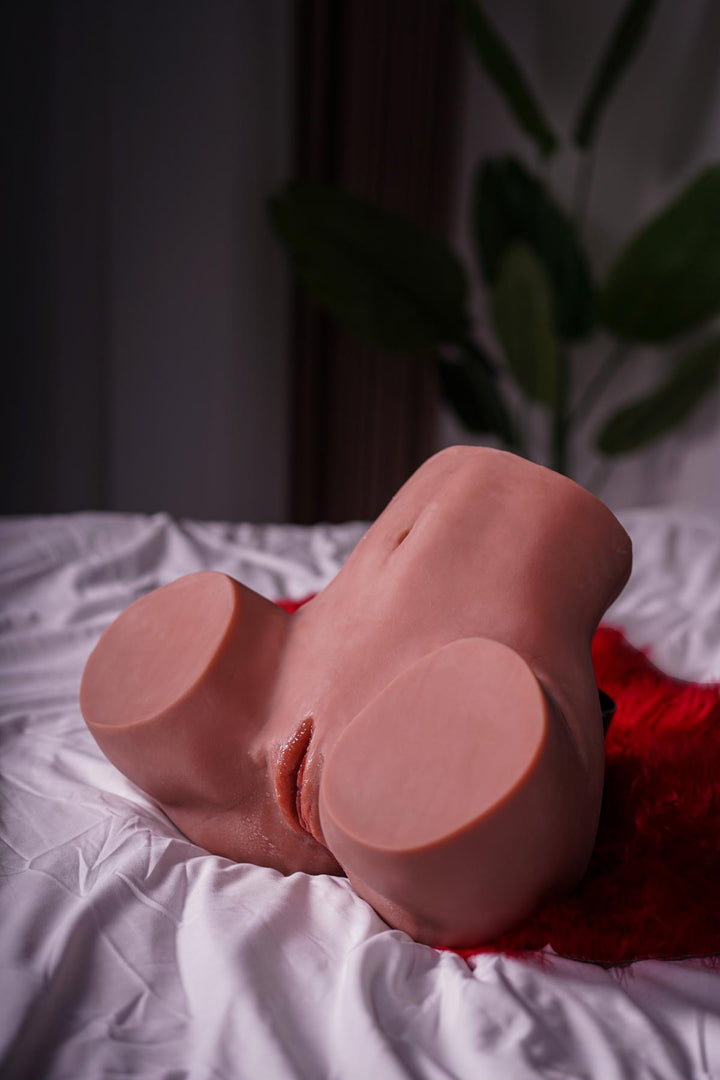 Sexpuppen-Torso auf rotem Tuch