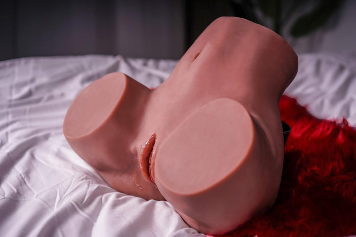 Sexpuppen-Torso auf Bett liegend