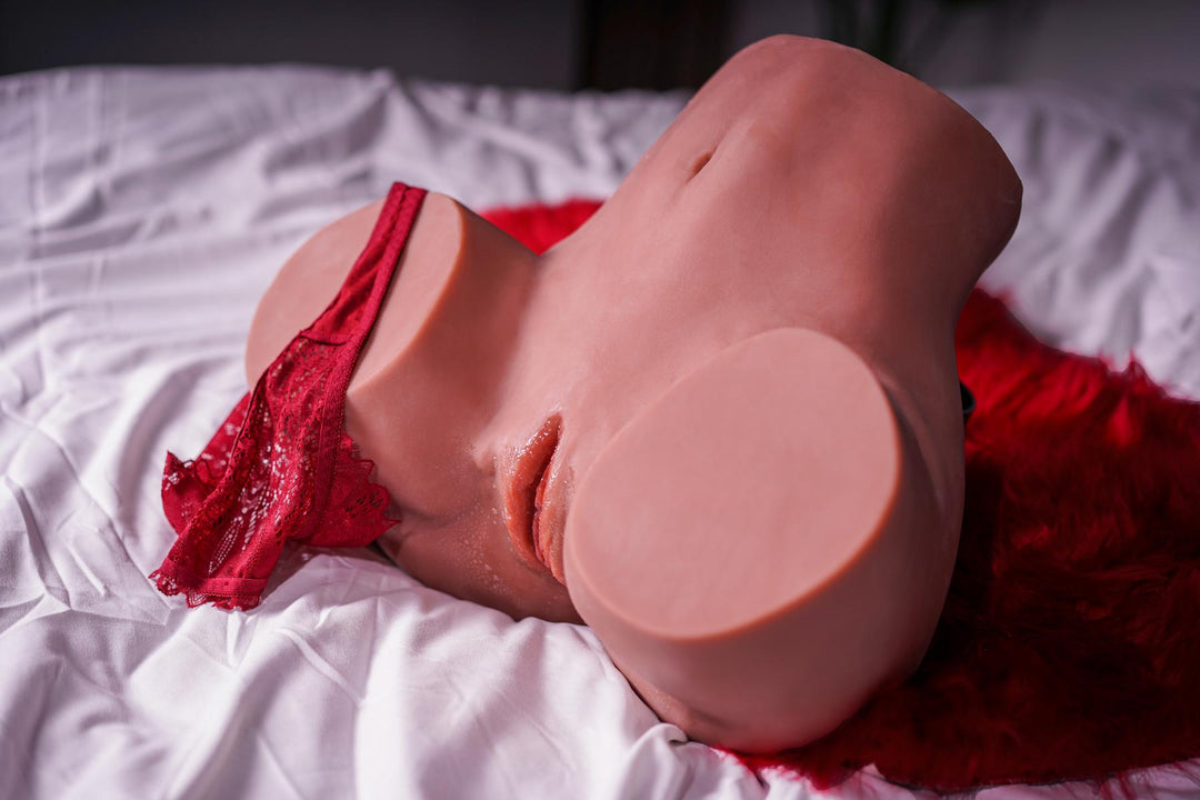 Sexpuppen-Torso auf Bett liegend