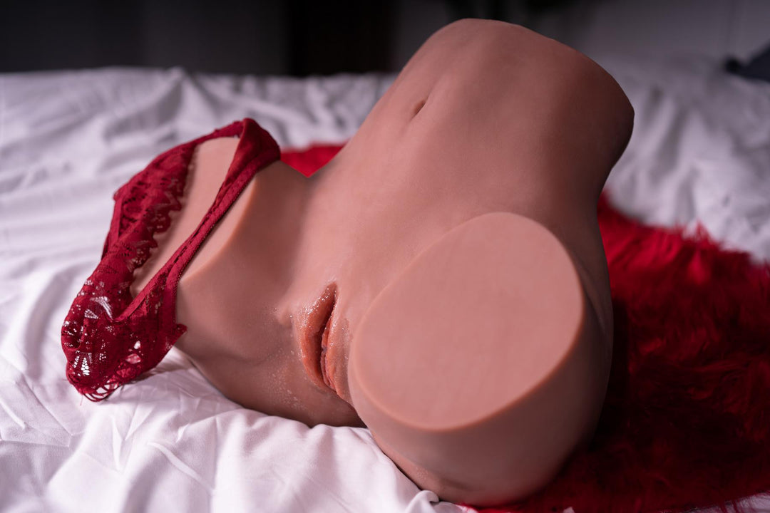 Sexpuppen-Torso auf Bett liegend