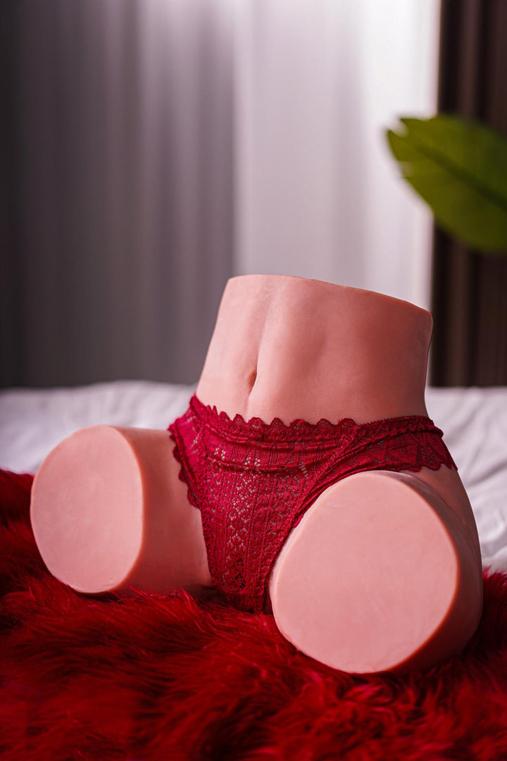 Sexpuppen-Torso mit roter Unterwäsche