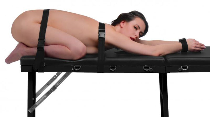 Frau auf BDSM-Möbelstück