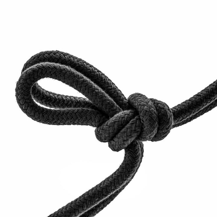 Schwarzes Seil mit Knoten