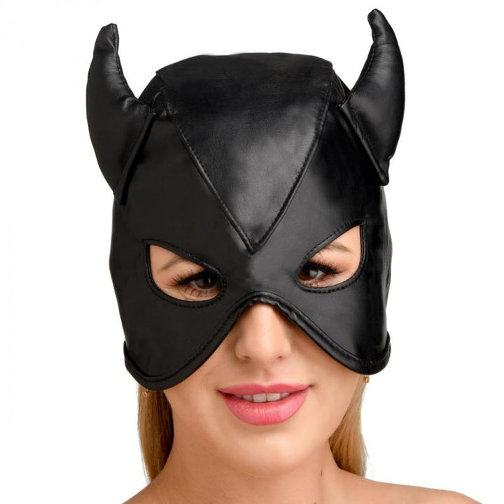 Frau trägt schwarze Leder-Maske